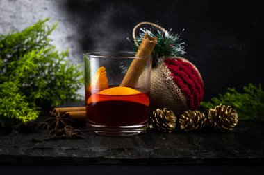 Noel sıcak mulled şarap tarçın kakule ve anason ile 