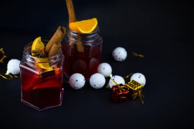 Noel sıcak mulled şarap tarçın kakule ve anason ile 