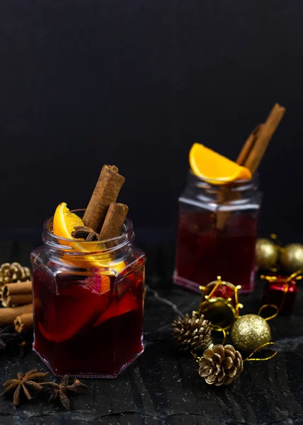 Χριστουγεννιάτικο Ζεστό Mulled Κρασί Κανέλα Κάρδαμο Και Γλυκάνισο — Φωτογραφία Αρχείου