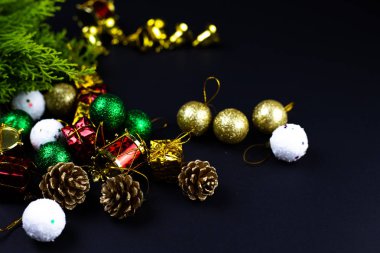 Kompozisyon koyu arka plan üzerinde Noel süslemeleri