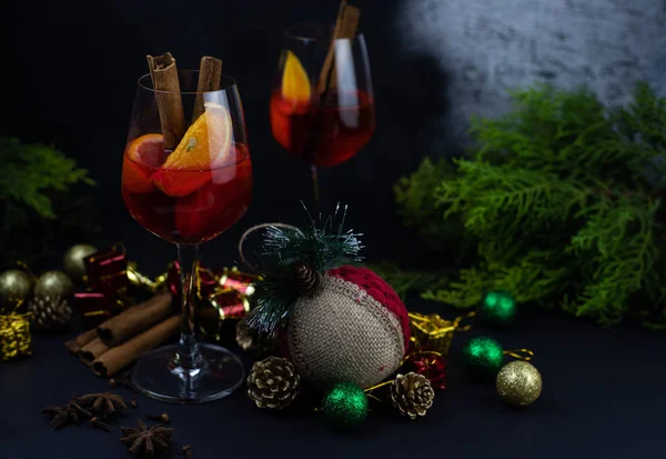 Vino Rimuginato Natale Occhiali Uno Sfondo Scuro — Foto Stock