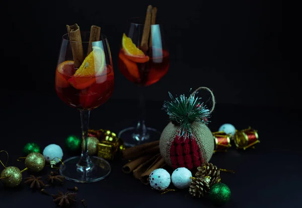 Natal Mulled Vinho Copos Fundo Escuro — Fotografia de Stock