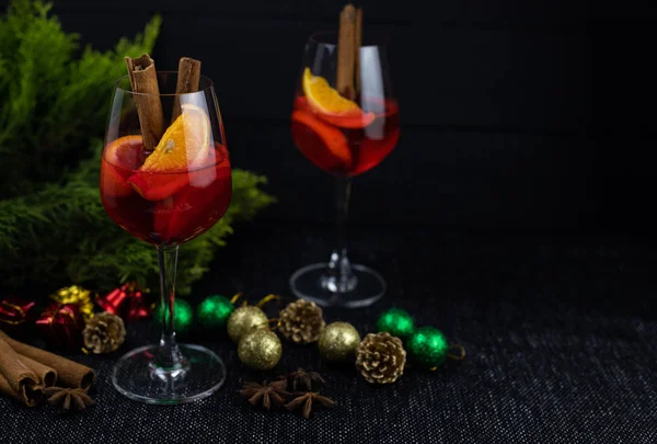 Natal Mulled Vinho Copos Fundo Escuro — Fotografia de Stock
