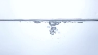 Temiz su ve su damlaları yavaş hareket.