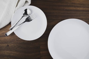 Boş beyaz yiyecek tabak, çatal ve kaşık üstten görünüm