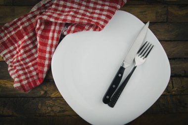 Boş beyaz gıda plaka çatal ve bıçak üstten görünüm