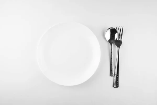 空の白食品プレート フォークとスプーンの平面図 — ストック写真