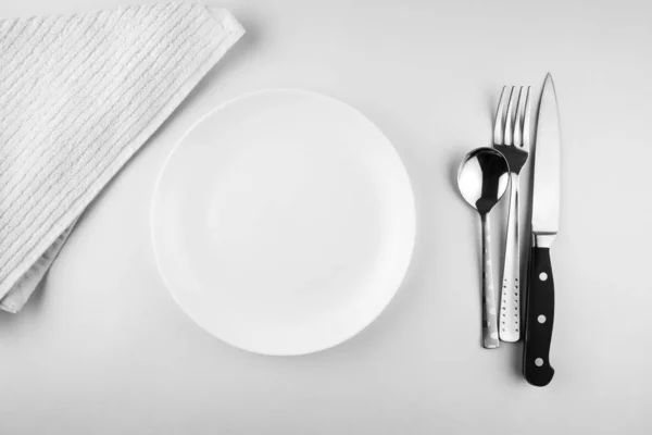 Üres Fehér Élelmiszer Tányérok Villa Kanál Felülnézet — Stock Fotó