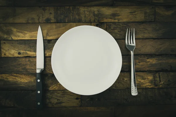 Κάτοψη Του Πιάτο Άδειο Λευκό Τροφίμων Πιρούνι Και Μαχαίρι — Φωτογραφία Αρχείου