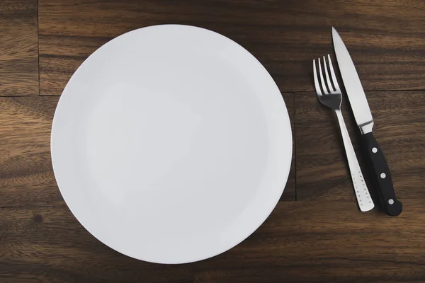 Κάτοψη Του Πιάτο Άδειο Λευκό Τροφίμων Πιρούνι Και Μαχαίρι — Φωτογραφία Αρχείου