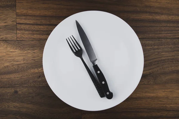 用叉子和刀的空白色食品板的顶视图 — 图库照片