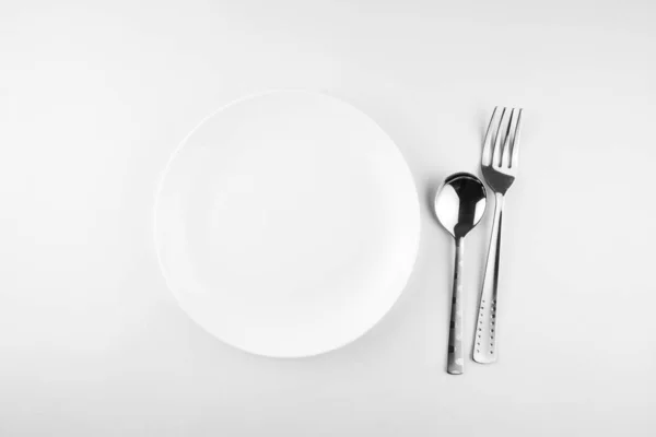 空的白色食物板 叉子和勺子的顶视图 — 图库照片