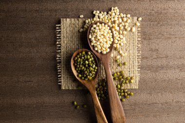 fasulye, yeşil bezelye, mercimek tahta kaşıklar üzerinde ahşap arka plan izole Tarih koleksiyonu kümesi. 