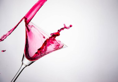 kokteyl bardağında kırmızı su