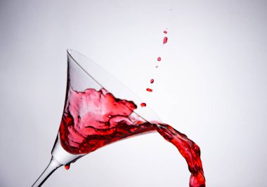 kokteyl bardağında kırmızı su