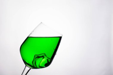 şarap kadehinde buz küpleri