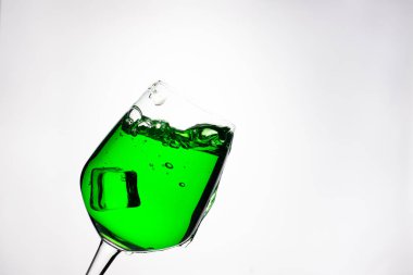 şarap kadehinde buz küpü