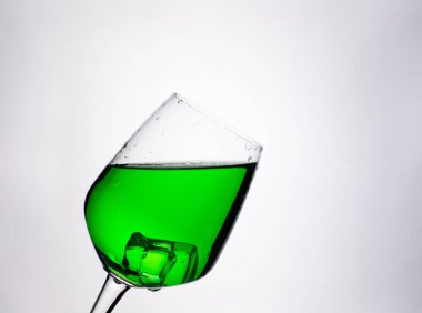 şarap kadehinde buz küpleri