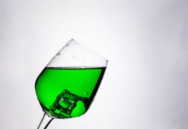 şarap kadehinde buz küpleri