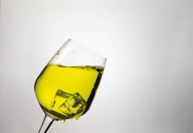 şarap kadehinde buz küpleri