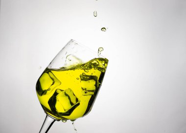 şarap kadehinde buz küpleri