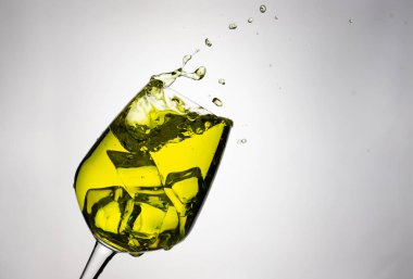 şarap kadehinde buz küpleri