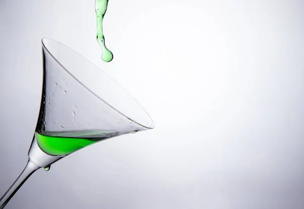 Зелена Вода Коктейльному Склі — стокове фото