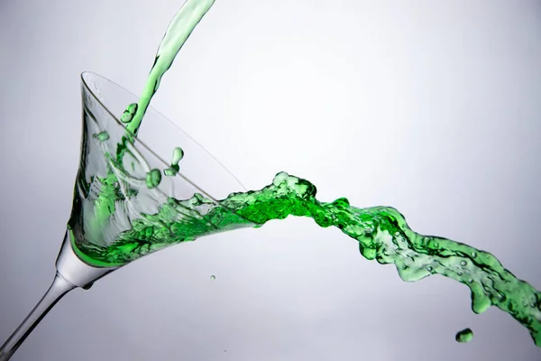 Зелена Вода Коктейльному Склі — стокове фото