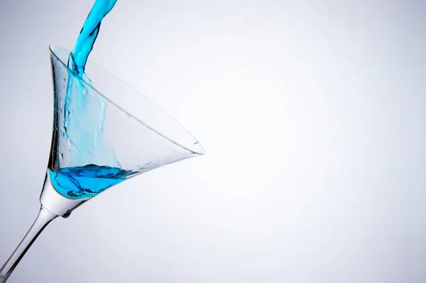 Синя Вода Коктейльному Склі — стокове фото