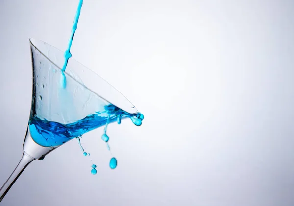 Modrá Voda Koktejlovém Skle — Stock fotografie