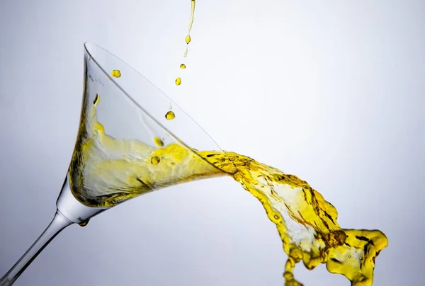 Żółta Woda Szklance Koktajlowej — Zdjęcie stockowe