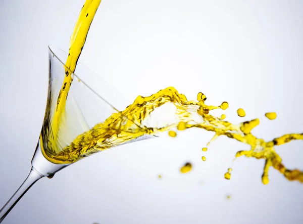 Air Kuning Dalam Gelas Koktail — Stok Foto
