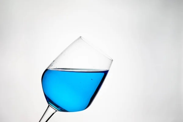 ガラスの青い水は — ストック写真
