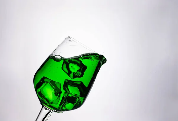 Eiswürfel Weinglas — Stockfoto