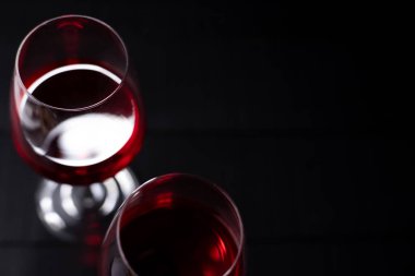 masada kırmızı şarap bardakları üst görünümü