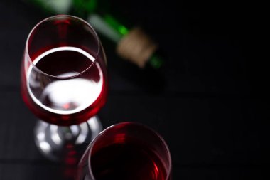 masada kırmızı şarap bardakları üst görünümü