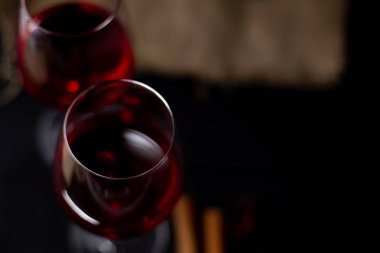 masada kırmızı şarap bardakları üst görünümü