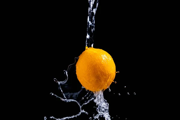 Pomarańczowy Plusk Czarnym Tle — Zdjęcie stockowe