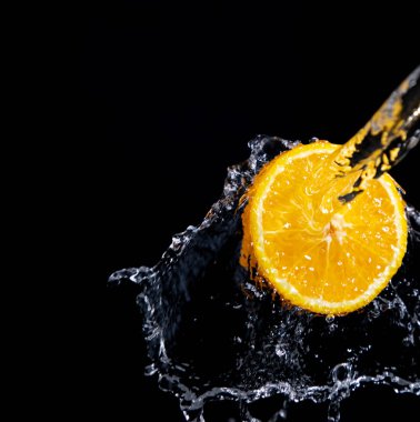 Siyah arkaplanda turuncu sıçrama