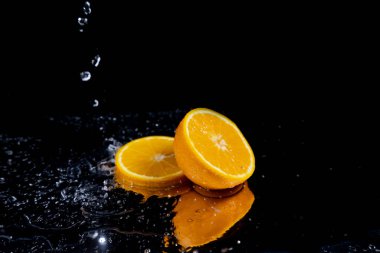 Siyah arkaplanda turuncu sıçrama