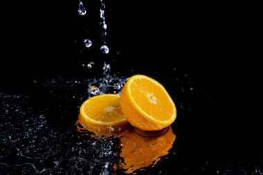 Siyah arkaplanda turuncu sıçrama