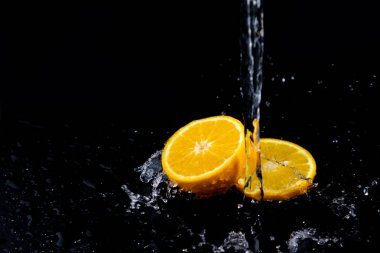 Siyah arkaplanda turuncu sıçrama