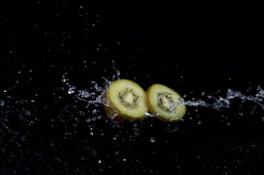 siyah arka plan üzerinde kivi sıçrama