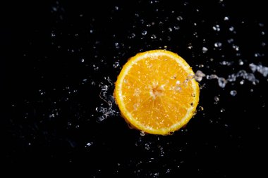 Siyah arkaplanda turuncu sıçrama