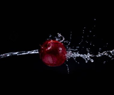 siyah arka plan üzerinde kırmızı elma sıçrama