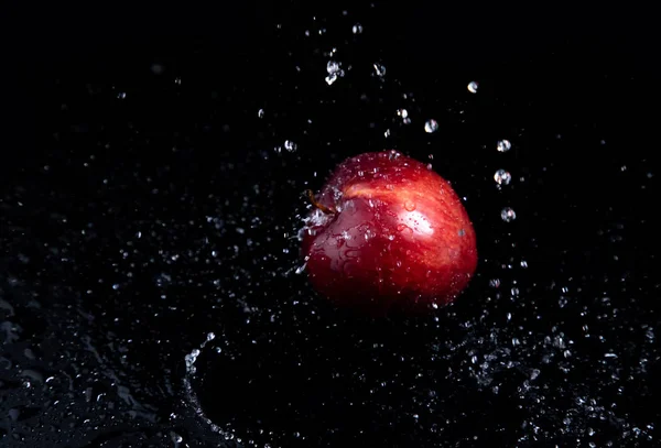 Roter Apfelspritzer Auf Schwarzem Hintergrund — Stockfoto