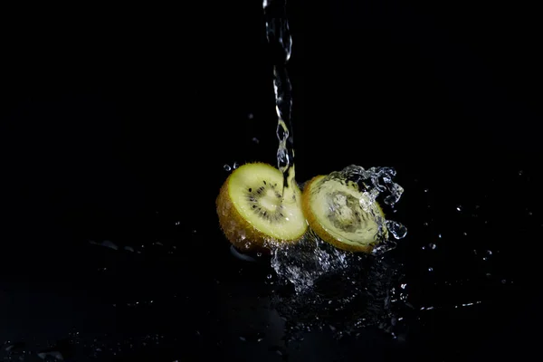 Salpicadura Kiwi Sobre Fondo Negro —  Fotos de Stock