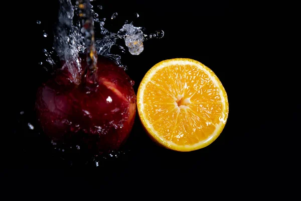 Salpicadura Manzana Naranja Roja Sobre Fondo Negro —  Fotos de Stock