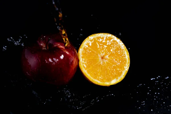 Salpicadura Manzana Naranja Roja Sobre Fondo Negro —  Fotos de Stock
