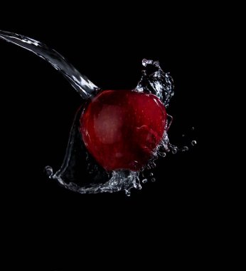 siyah arka plan üzerinde kırmızı elma sıçrama